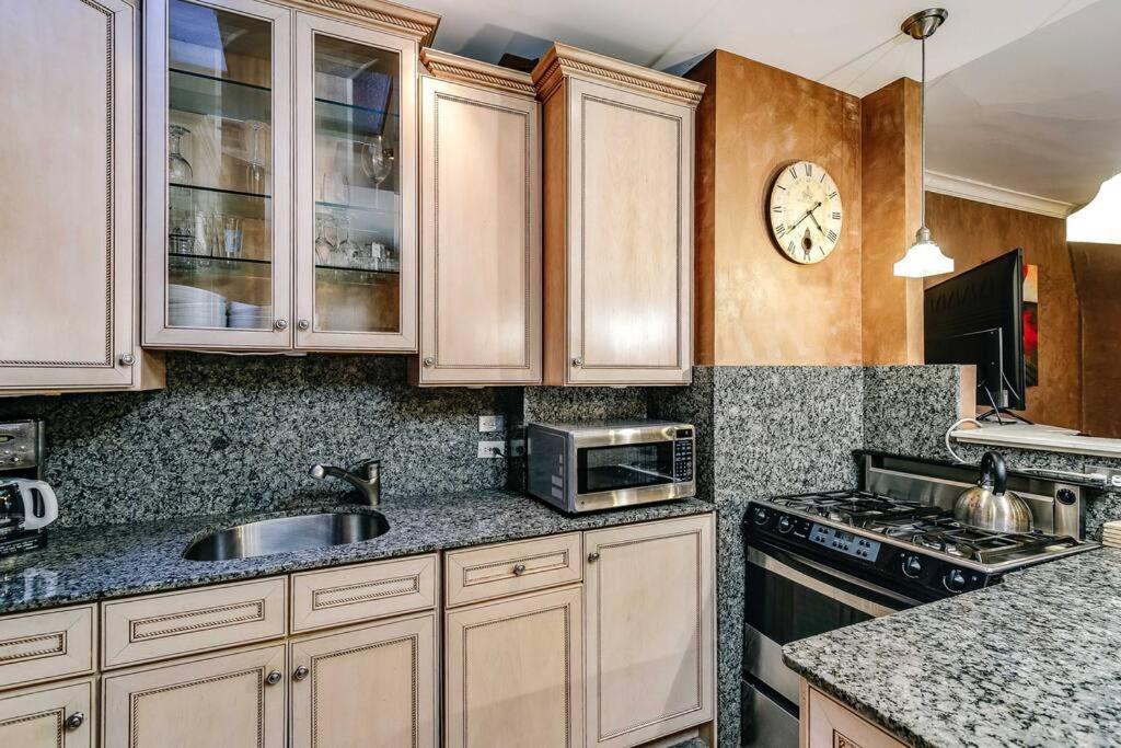 Historic And Unique Brownstone In Gold Coast - Downtown - 3 Appartement Chicago Buitenkant foto